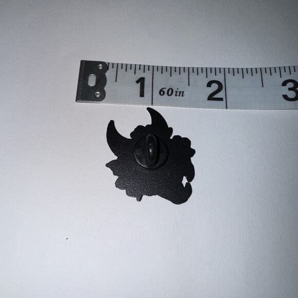 Cow Or Bull Skull With Horns And Flowers Pin Brooch - Picture 2 of 2